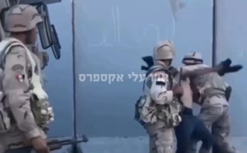 Египетские солдаты схватили перебравшегося из Рафиаха палестинца: видео