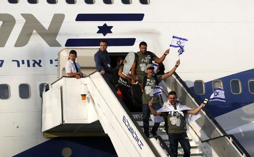 140 новых репатриантов из Франции прибыли в Израиль