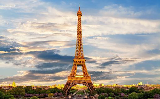 В Париже продали фрагмент Эйфелевой башни