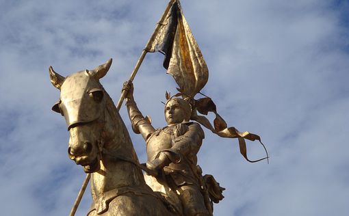 Памятнику Жанне д’Арк вложили в руку флаг Беларуси