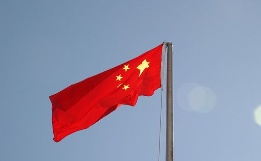 Китай установил сой флаг на Луне: ученые шили его целый год